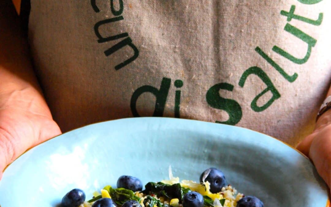 Insalata fredda di quinoa, spinaci, mirtilli e limone