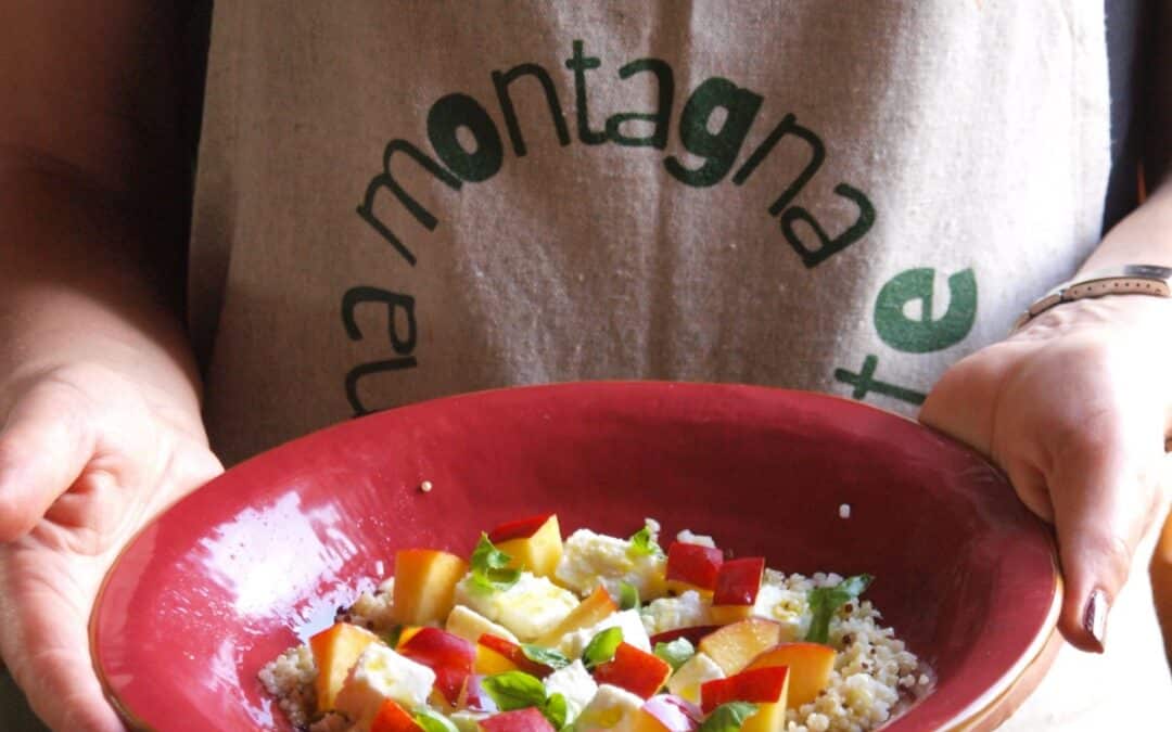 Quinoa con pesche, feta, basilico e fantasia